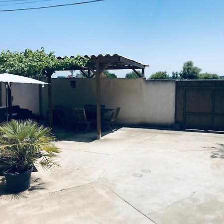Appartement Tout Confort Avec Parking Ferme Arles Bagian luar foto