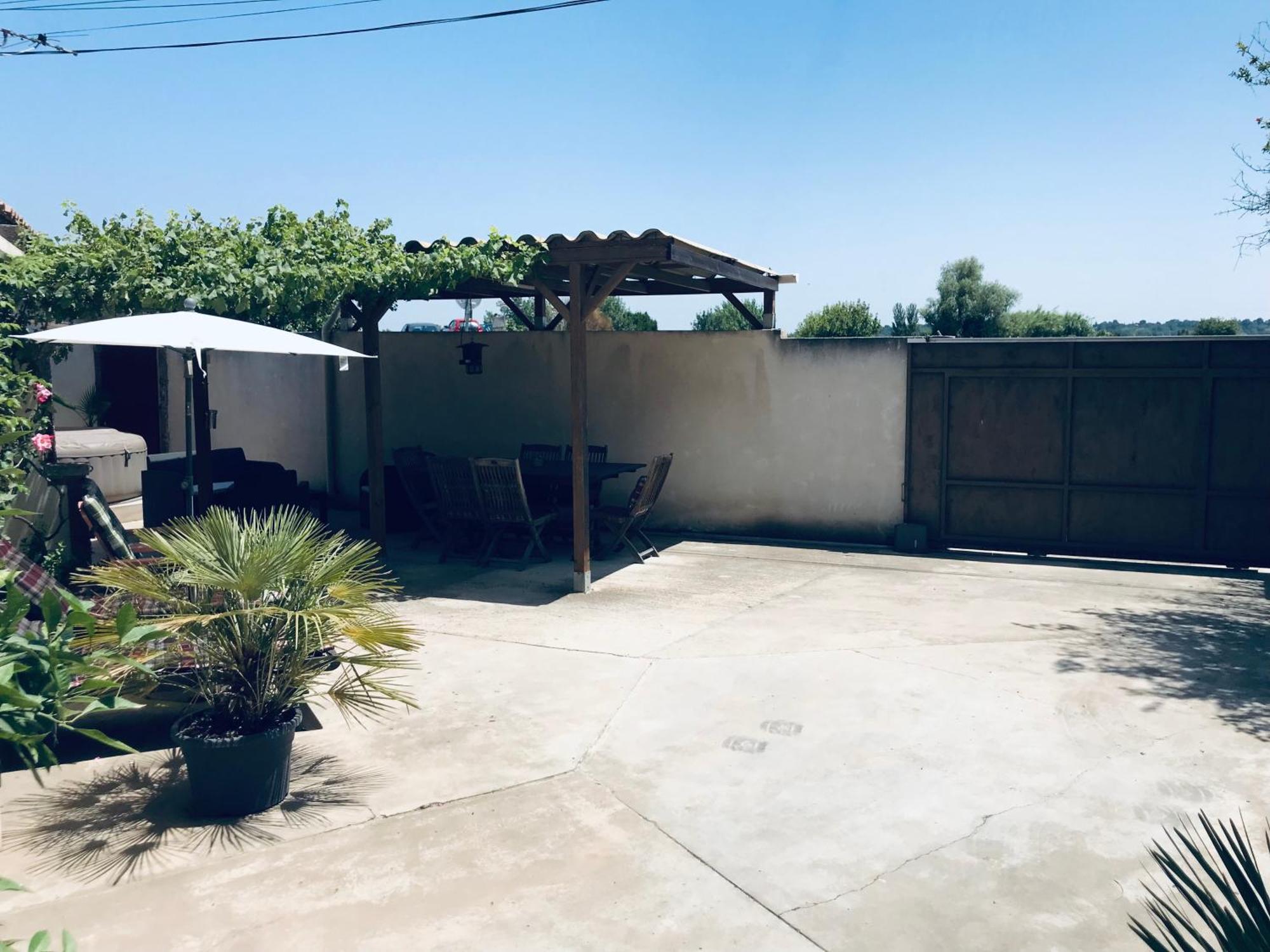 Appartement Tout Confort Avec Parking Ferme Arles Bagian luar foto