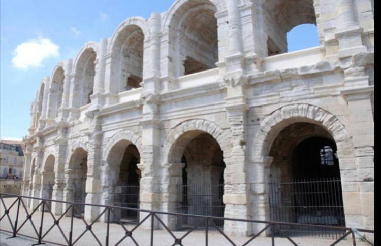 Appartement Tout Confort Avec Parking Ferme Arles Bagian luar foto